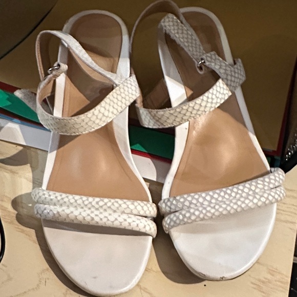 Vionic White Wedge Sandals Emmy lzrd - Picture 1 of 9